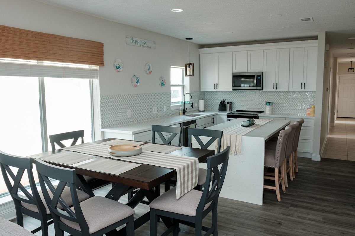 Kitchen and dining core used for group meal flow.