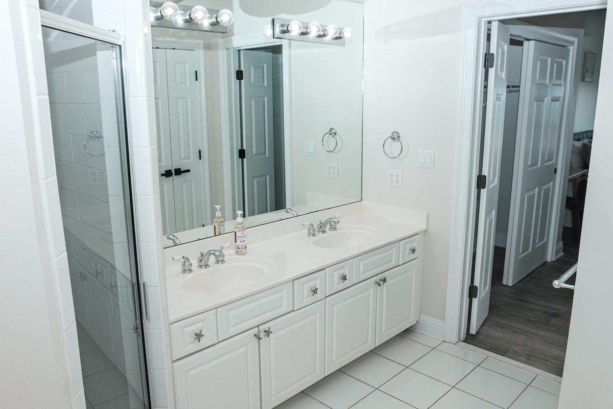 Bathrooms photo from OTA listing sequence.