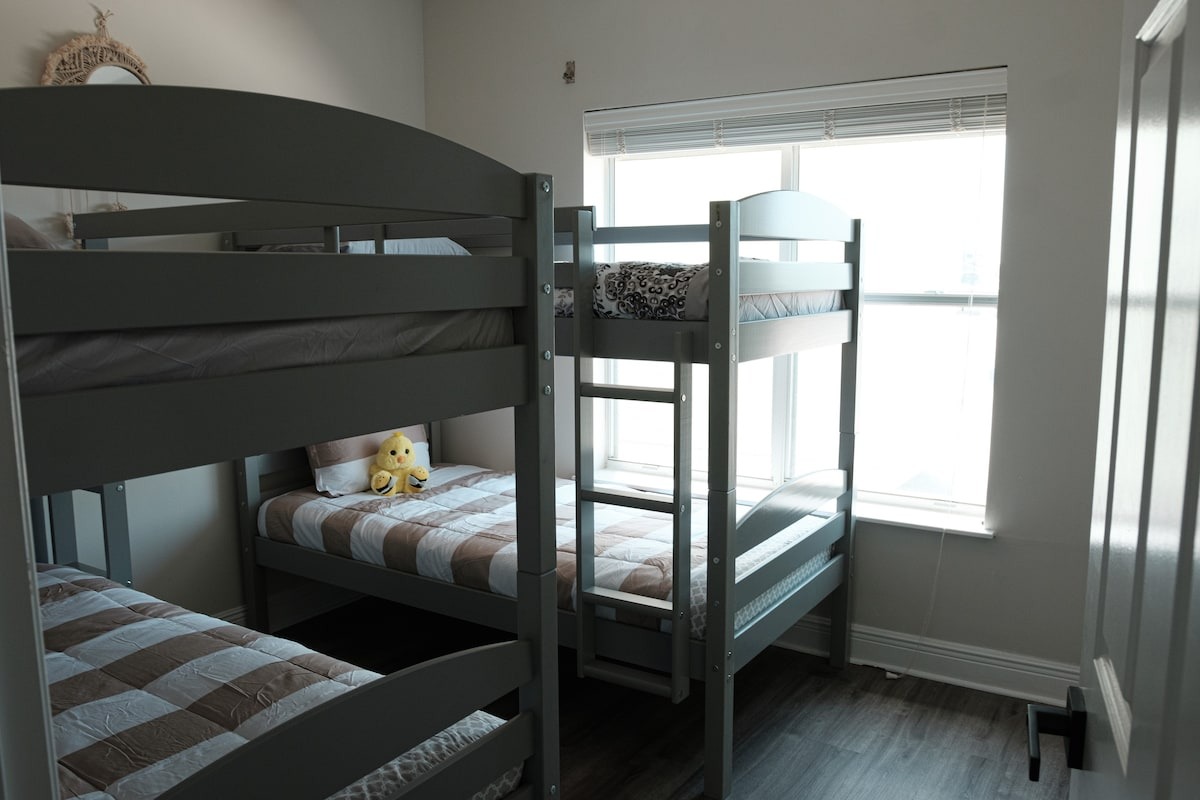 Bedroom 4 photo from OTA listing sequence.